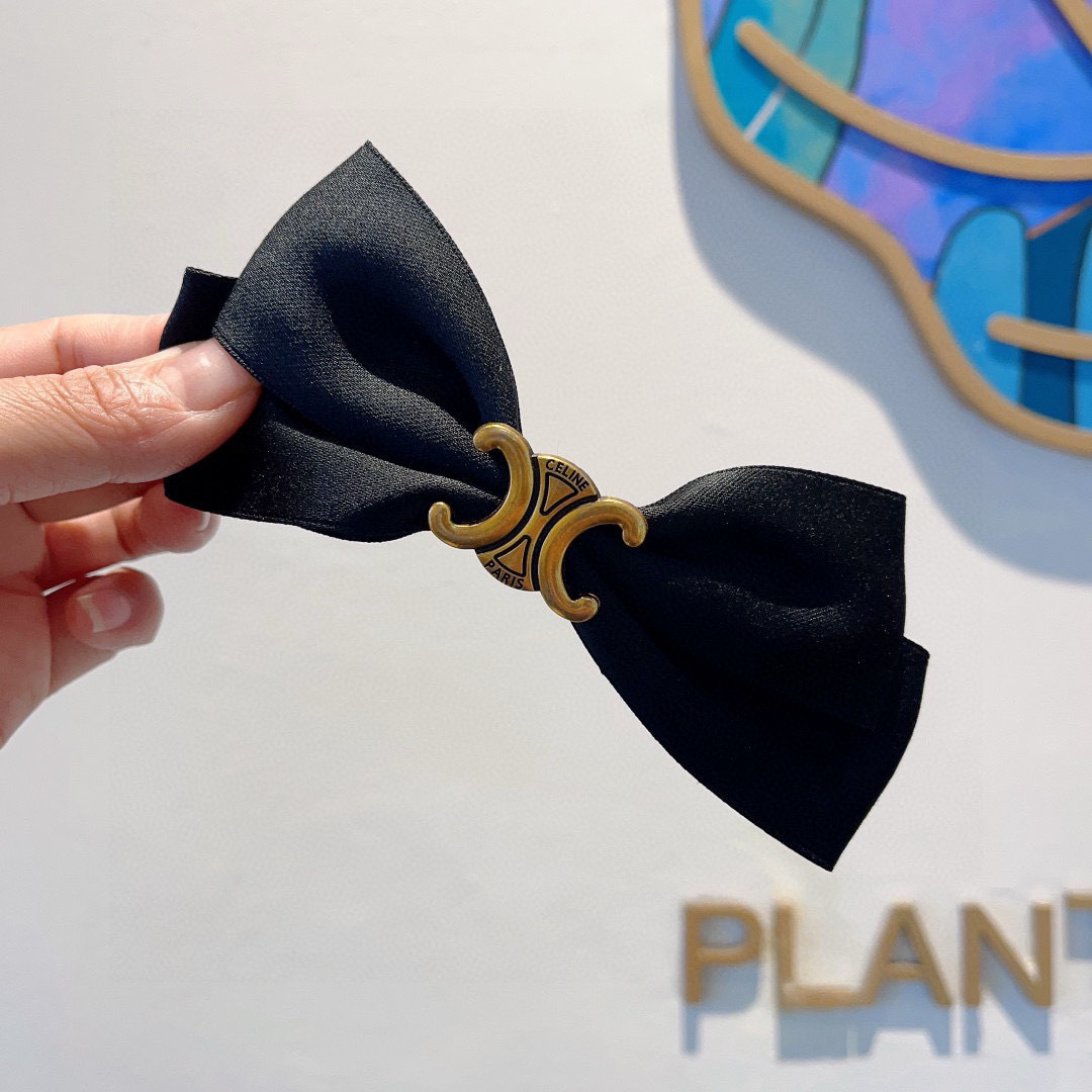 NO:301365,Packaging CELINE Arc de Triomphe new hairpin, classic letters large bow spring clip, super exquisite and versatile, it will be a hit when you turn pictures!  The same style of hairpins, hairpins, celine, celine, hairpins19860909配包装 CELINE（赛琳） 凯旋门新款发夹,经典字母大蝴蝶结弹簧夹, 超精致百搭,转图必爆哈！网红同款发夹,发夹,celine,celine,hairpins,accessory