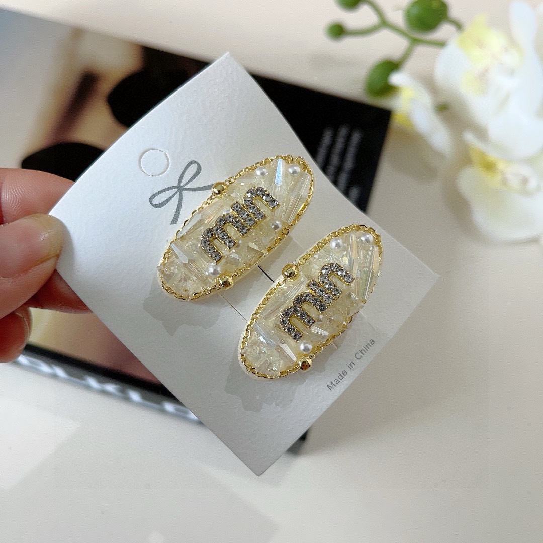 NO:301207,Packaging (one pair) miumiu (Miao Miu) New internet celebrity French bb clip, classic letter logo edge clip bang clip hair accessories, high-end Japanese and Korean fantasy girl simple and versatile style!  hairpins, hairpins, miumiu, hairpins19860909配包装（一对） miumiu（缪缪） 新款网红法式bb夹、经典字母logo边夹刘海夹发饰, 高级感日韩幻彩少女简约百搭款！发夹,发夹,miumiu,hairpins,accessory