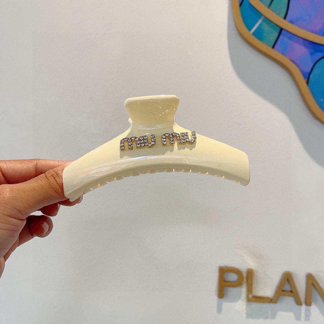 NO:301209,Packaging MIUMIU (Miao Miao) new hand-painted diamond-like internet celebrity clip, high-end letter simple retro hair clip original single product, simple and versatile, a must-have for trendy women, super high-end!  hairpins, hairpins, miumiu, hairpins19860909配包装 MIUMIU（缪缪）新款手工贴钻网红抓夹,高级感字母简约复古发夹原单货,简约百搭,潮女必备品,超级的高大上！发夹,发夹,miumiu,hairpins,accessory