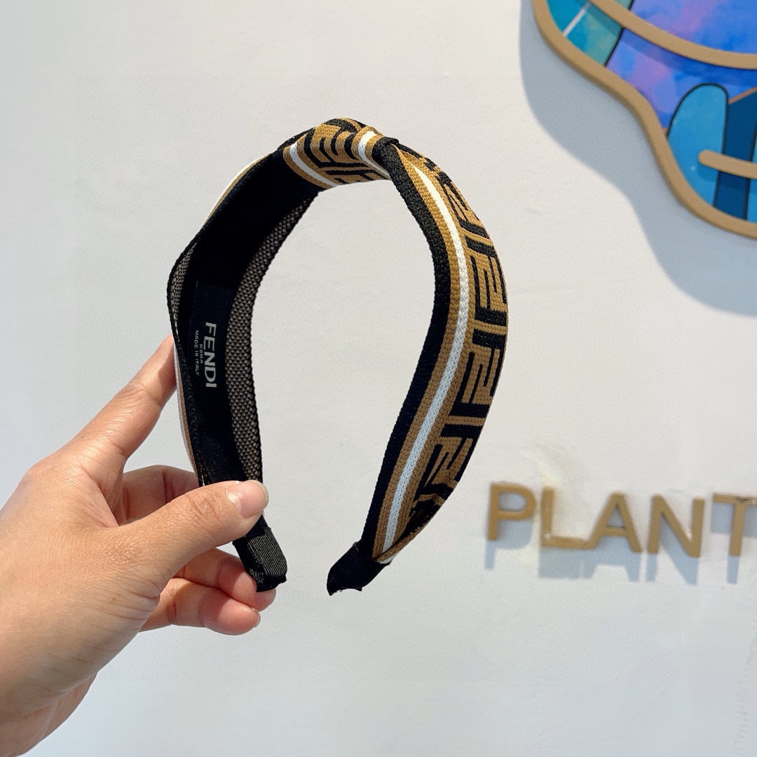 NO:301200,Packaging FENDI new style of fashionable big-brand headband in the middle, wide version of original single product, simple and versatile, a must-have for trendy women, super high-end!  hairpins, hairpins, fendi, fendi, hairpins19860909配包装 FENDI 芬迪 新款中间结洋气大牌范儿发箍,宽版原单货, 简约百搭,潮女必备品,超级的高大上！发夹,发夹,fendi,fendi,hairpins,accessory