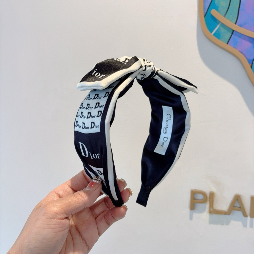 NO:301212,Packaging Dior Classic new bow hairband, original counter stock, let your charm bloom, the fresh lady style makes fashion simpler. Hairpins, hairpins, dior, dior, hairpins19860909配包装 Dior（迪奥） 经典新款蝴蝶结发箍,专柜原单货,让你的魅力绽放 清新淑女范让时尚更简单.发夹,发夹,dior,dior,hairpins,accessory