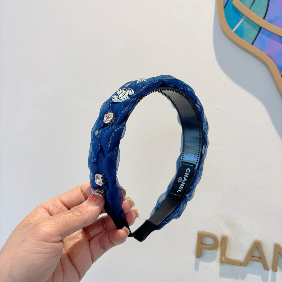 NO:301223,Packaging CHANEL (Chanel) latest small fragrance wide-edged headband, retro headband, popular internet celebrity products recommended. It is matched with high-end materials, super exquisite, fashionable and versatile. Hairpins, hairpins, chanel, chanel, hairpins19860909配包装 CHANEL（香奈儿）最新款小香宽边发箍,复古头箍,网红爆款推荐 搭配高端材质,超精致,时尚百搭.发夹,发夹,chanel,chanel,hairpins,accessory