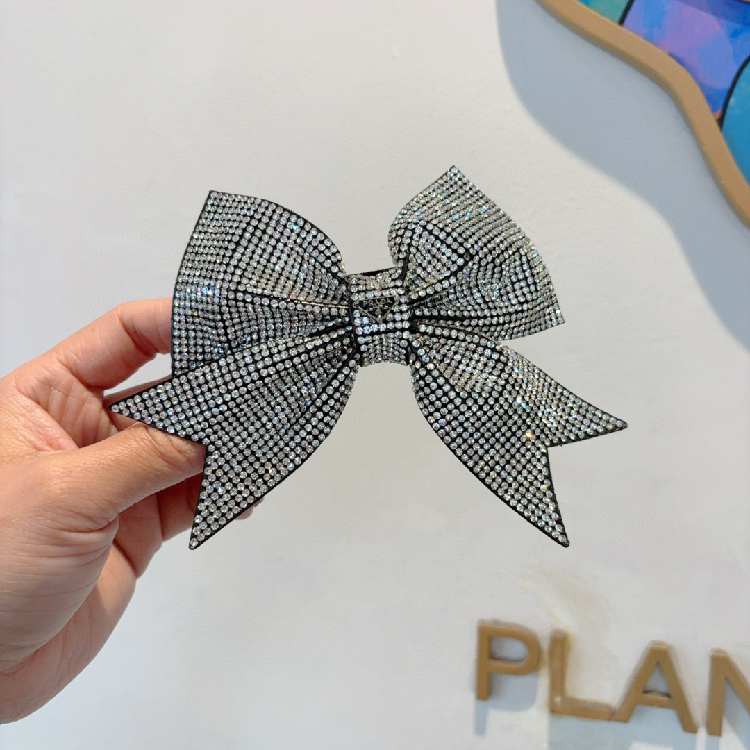 NO:301229,Packaging CHANEL (Chanel) celebrity bow sticker diamond hair clip slingshot clip recommended by internet celebrity retro bow style, super versatile!  hairpins, hairpins, chanel, chanel, hairpins19860909配包装 CHANEL（香奈儿）明星同款蝴蝶结贴钻发夹 弹弓夹 网红推荐款 复古蝴蝶结款,超级百搭哦！发夹,发夹,chanel,chanel,hairpins,accessory