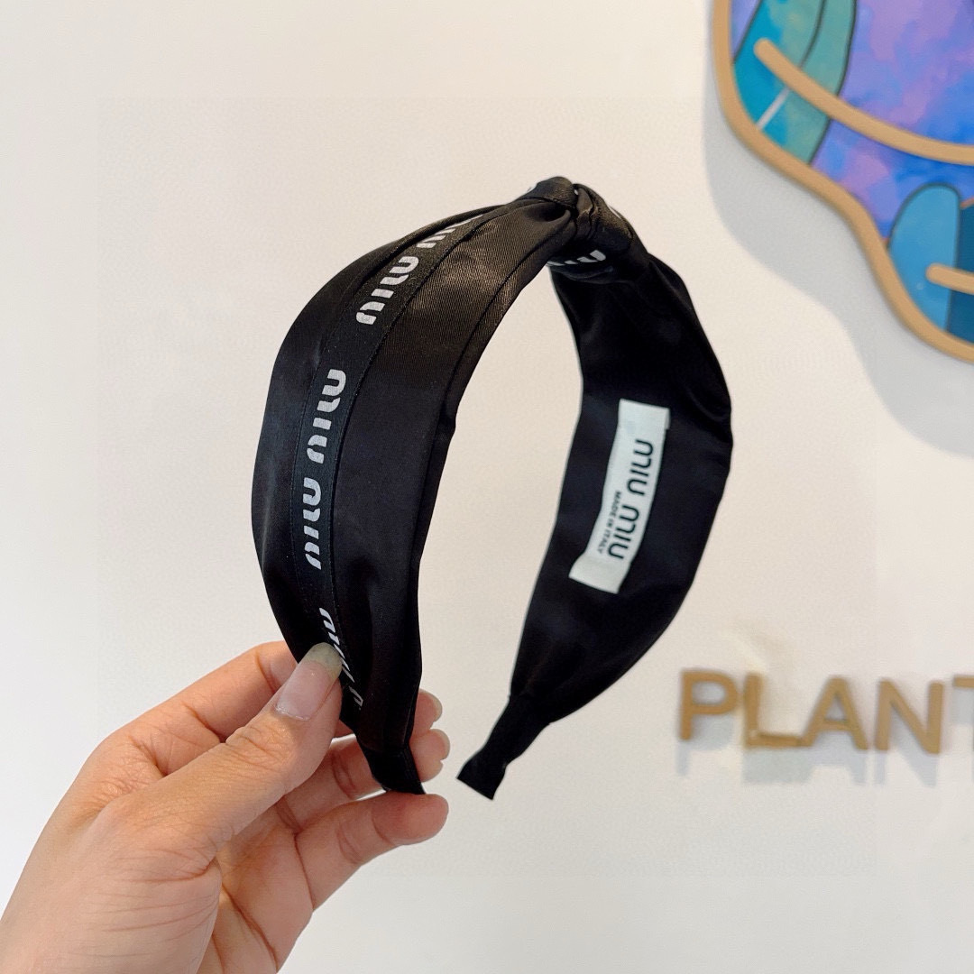 NO:301232,Packaging MIUMIU (Miao Miao) new wide-edged handmade headband, original single-handed hair accessories, simple and versatile, a must-have for trendy women, super high-end!  hairpins, hairpins, miumiu, hairpins19860909配包装 MIUMIU（缪缪）新款宽边手工制作发箍,原单货发饰 简约百搭,潮女必备品,超级的高大上！发夹,发夹,miumiu,hairpins,accessory