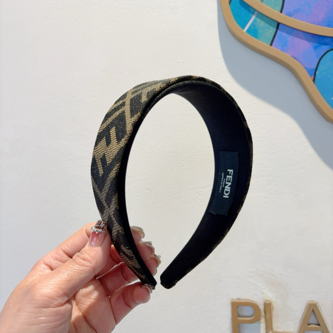 NO:301247,Packaging FENDI (Fendi) High-version new classic letter wide version headband, counter quality, let your charm bloom, the fresh ladylike style makes fashion simpler. Hairpins, hairpins, fendi, fendi, fendi, hairpins19860909配包装 FENDI（芬迪） 高版本新款经典字母宽版发箍,专柜品质 让你的魅力绽放 清新淑女范让时尚更简单.发夹,发夹,fendi,fendi,hairpins,accessory