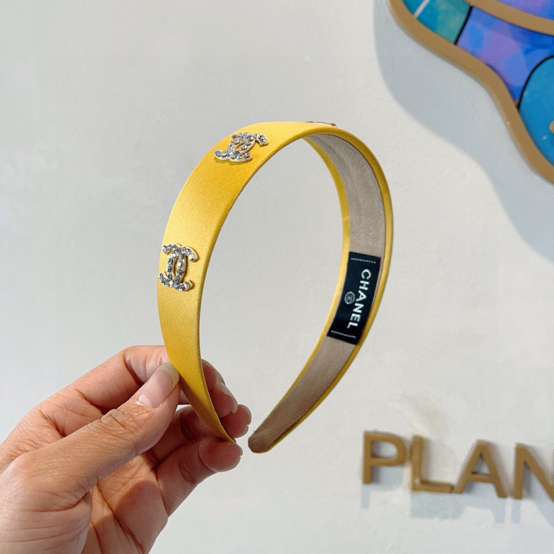 NO:301221,Packaging CHANEL's latest small fragrant headband, new product huge face-showing small headband, popular internet celebrity products, paired with high-end dual C logo, super exquisite, fashionable and versatile!  hairpins, hairpins, chanel, chanel, hairpins19860909配包装 CHANEL（香奈儿）最新款小香发箍,新品巨显脸小头箍,网红爆款推荐 搭配高端双Ｃlogo ,超精致时尚百搭！发夹,发夹,chanel,chanel,hairpins,accessory