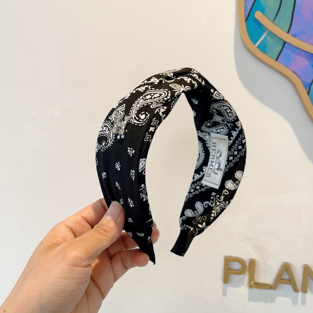 NO:301224,Packaging Hermes (Hermes) Hot customized wide version headband, same style headband for internet celebrity imported silk fabric, export orders and details are all shot!  The special fabric is very textured!  hairpins, hairpins, hermes, hermes, real silk, hairpins19860909配包装 Hermes（爱马仕） 火爆定制款宽版发箍,网红同款头箍 进口真丝面料, 出口订单、细节全部实拍！特制面料非常显质感！发夹,发夹,hermes,hermes,real silk,hairpins,accessory