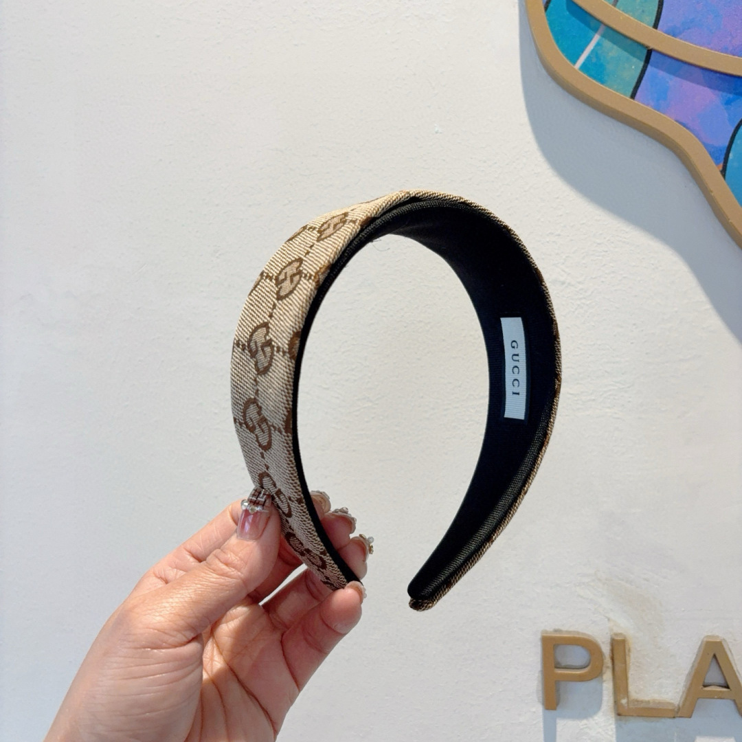NO:301253,Packaging Gucci (Guci) High-version new classic letter wide version headband, counter quality, let your charm bloom, the fresh ladylike style makes fashion simpler. Hairpins, hairpins, gucci, hairpins19860909配包装 Gucci（古奇） 高版本新款经典字母宽版发箍,专柜品质 让你的魅力绽放 清新淑女范让时尚更简单.发夹,发夹,gucci,hairpins,accessory