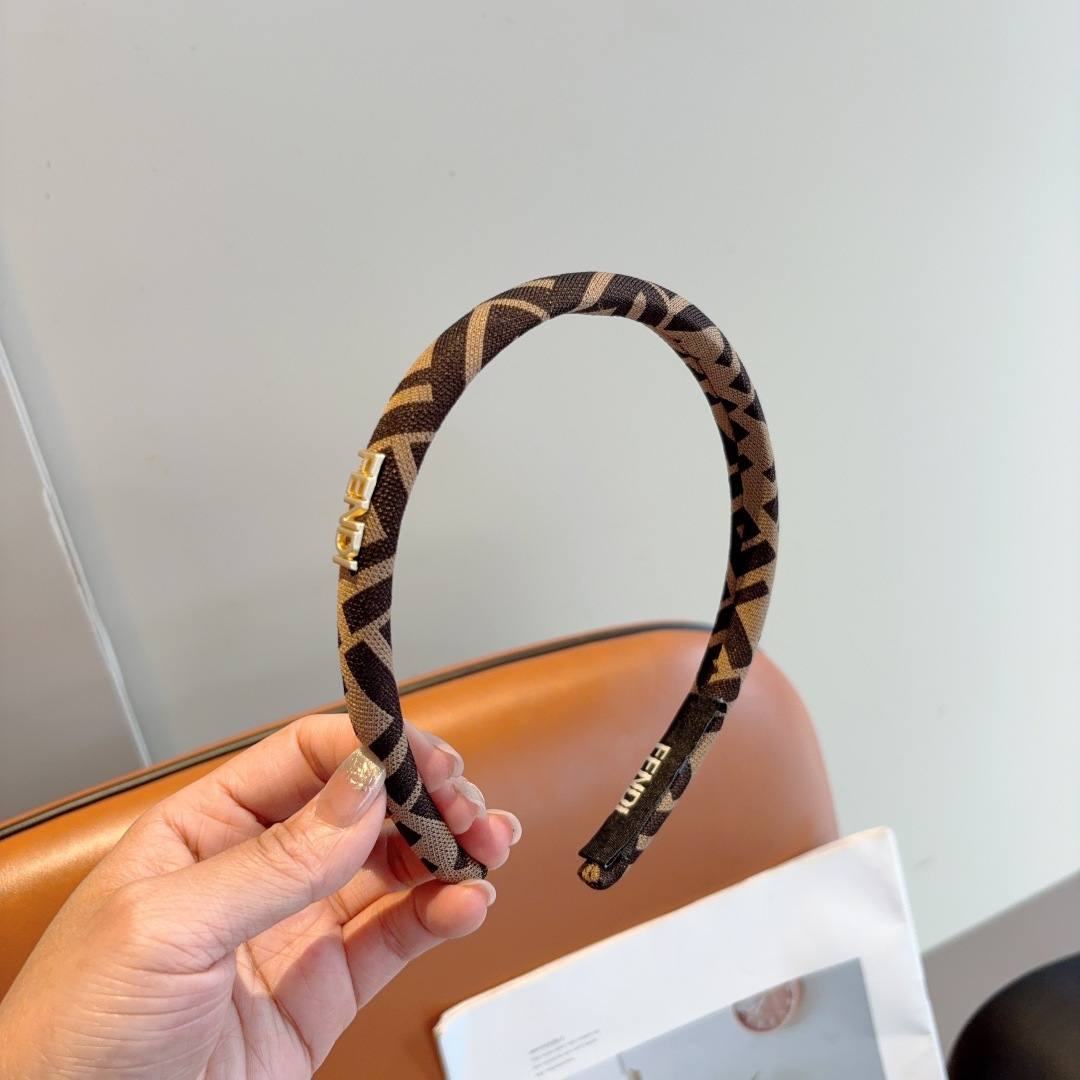NO:301255,Packaging FENDI new retro headband, simple and versatile headband, a must-have for trendy women, super high-end!  hairpins, hairpins, fendi, fendi, hairpins19860909配包装 FENDI 芬迪 新款复古头箍,简约百搭发箍,潮女必备品,超级的高大上！发夹,发夹,fendi,fendi,hairpins,accessory