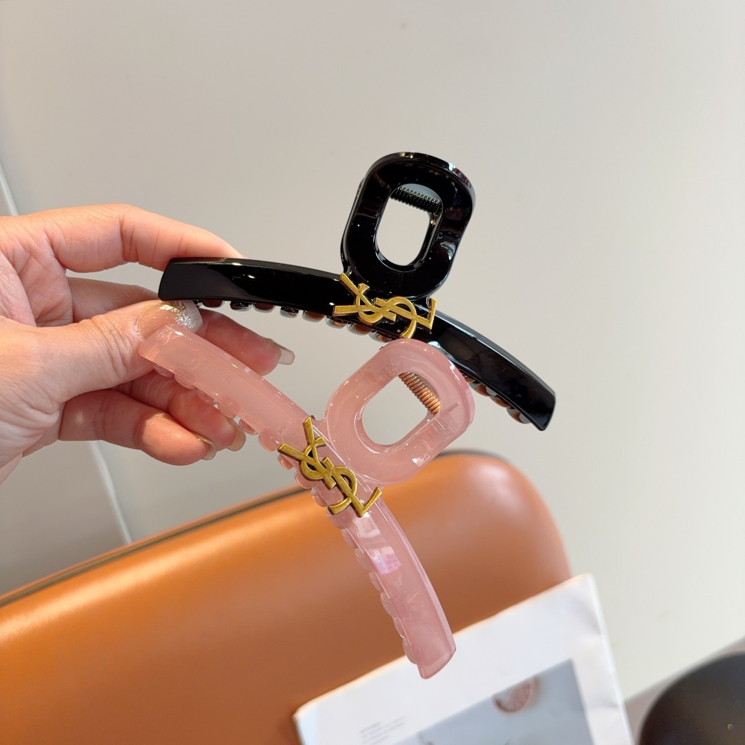 NO:301259,Packaging Saint Laurent New Fashion Clip Hairpins, goddess must-have items, very versatile, wear it with a full of tall and tall hairpins, hairpins, saint laurent, hairpins19860909配包装 圣罗兰 新款时尚抓夹 发夹,女神必备单品,非常百搭,戴上它满满的高大上.发夹,发夹,saint laurent,hairpins,accessory