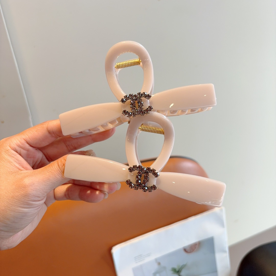 NO:301261,Packaging CHANEL New Fashion Clip Hairpins, goddess must-have items, very versatile, wear it with a full of tall and tall hairpins, hairpins, chanel, chanel, hairpins19860909配包装 CHANEL 香奈儿 新款时尚抓夹 发夹,女神必备单品,非常百搭,戴上它满满的高大上.发夹,发夹,chanel,chanel,hairpins,accessory
