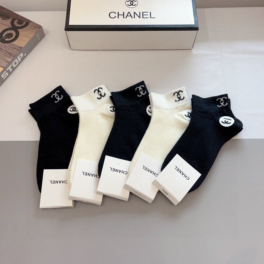 NO:299723,Packaging (one box of 5 pairs) CHANEL Chanel classic medium socks high-version pure cotton material is soft, instantly sold out ordinary goods in the market, classic double C pattern logo, counter synchronous socks, big brands on the street, a must-have for trendy people, super easy to match socks, stockings, socks, chanel, chanel, socks19860909配包装（一盒5双） CHANEL 香奈儿经典中袜子高版本纯棉材质柔软,秒杀市场普通货,经典的双C图案logo,专柜同步袜子大牌出街,潮人必备,超好搭袜子,丝袜,袜子,chanel,chanel,socks,accessory