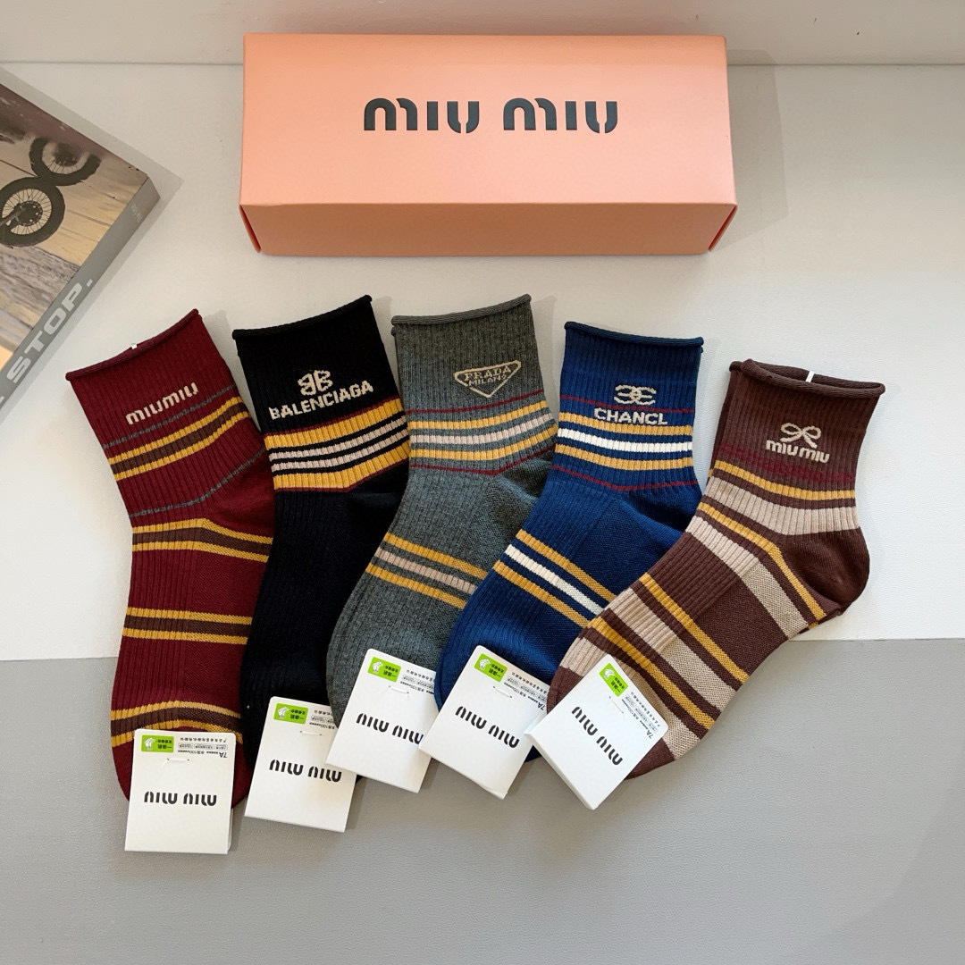 NO:299756,Packaging [one box of 5 pairs] miumiu · miumiu high-quality super popular internet celebrity mid-tube socks ins celebrity celebrity recommendations are very popular pure cotton material, lightweight and soft and breathable, universal in all seasons, European and American big brands on the street must-have socks, stockings, socks, miumiu, socks19860909配包装【一盒5双】 miumiu · 缪缪 高品质超级爆款网红中筒袜子ins明星网红推荐火爆至极纯棉材质,轻薄柔软透气,四季通用,欧美大牌街头必备 袜子,丝袜,袜子,miumiu,socks,accessory