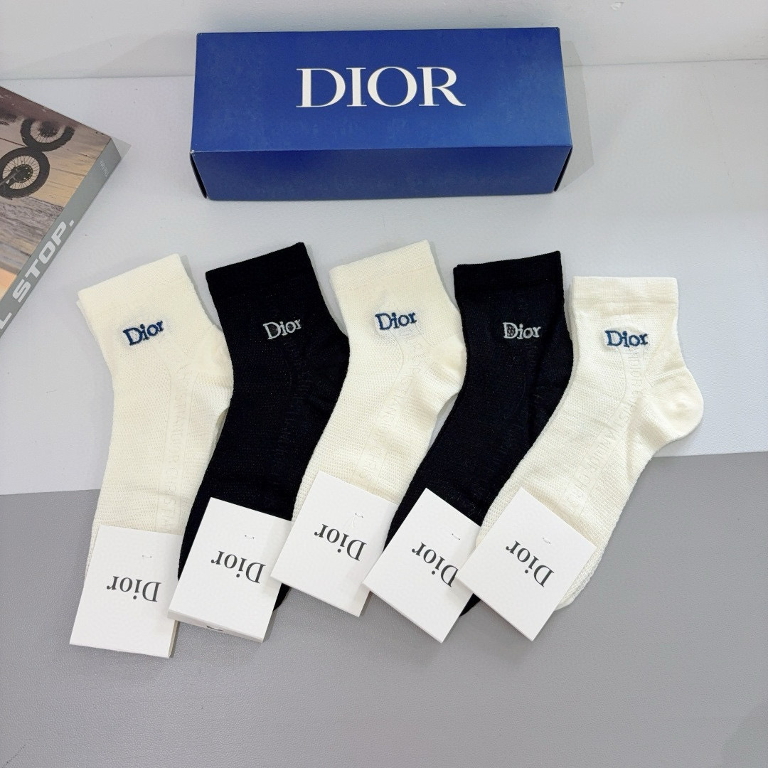 NO:299768,Packaging (5 pairs per box) Dior New embroidered letter mid-tube socks!  The same bamboo cotton socks as internet celebrities are on the street. The trendy people must have super easy to match socks, stockings, socks, dior, dior, socks19860909配包装（一盒5双） Dior 迪奥 新款刺绣字母中筒袜子！网红同款竹棉袜子大牌出街,潮人必备超好搭袜子,丝袜,袜子,dior,dior,socks,accessory