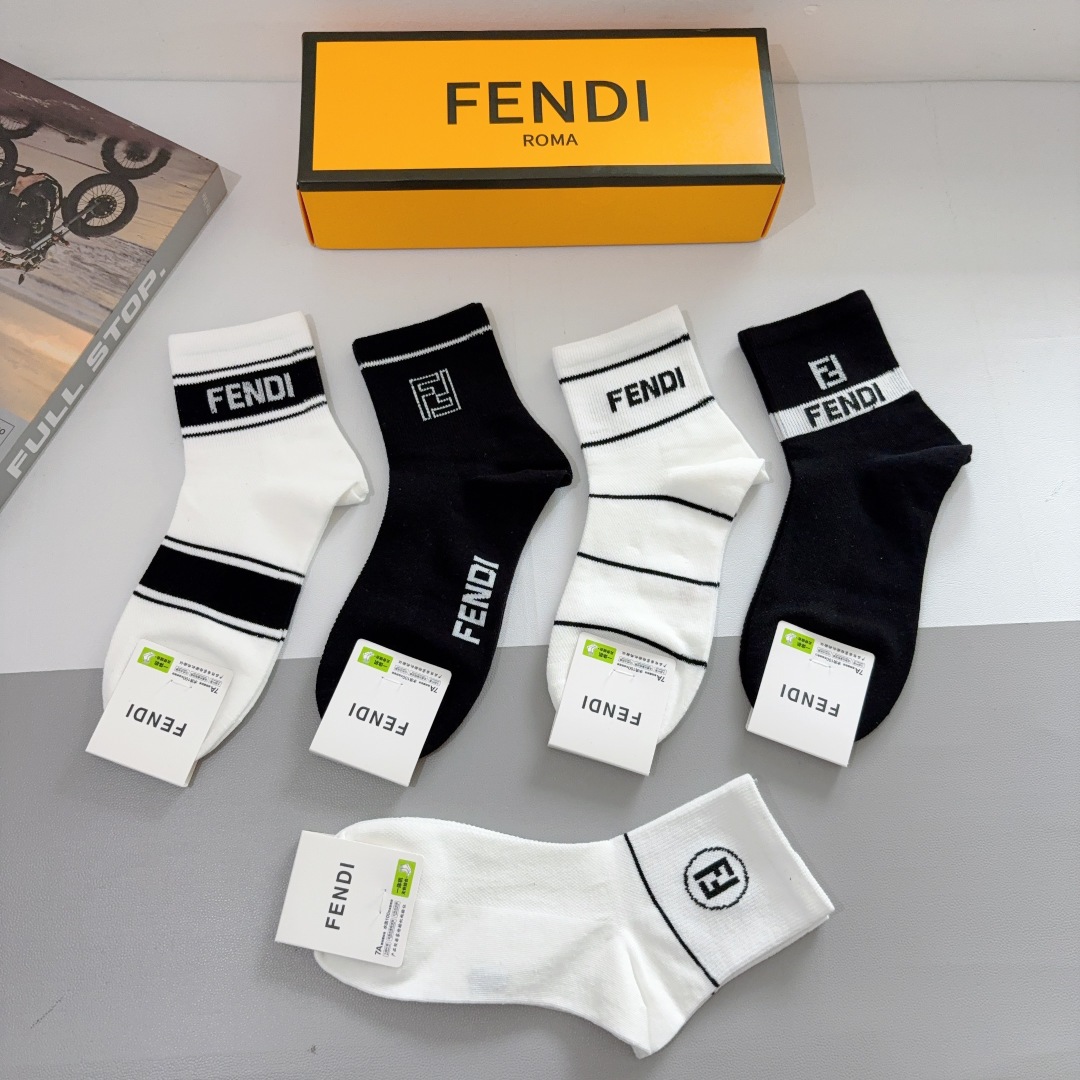 配包装（一盒5双）
FENDI  芬迪  字母双Ｆ经典款中筒袜子，💓实用好穿 柔软透气，时尚百搭款，大牌