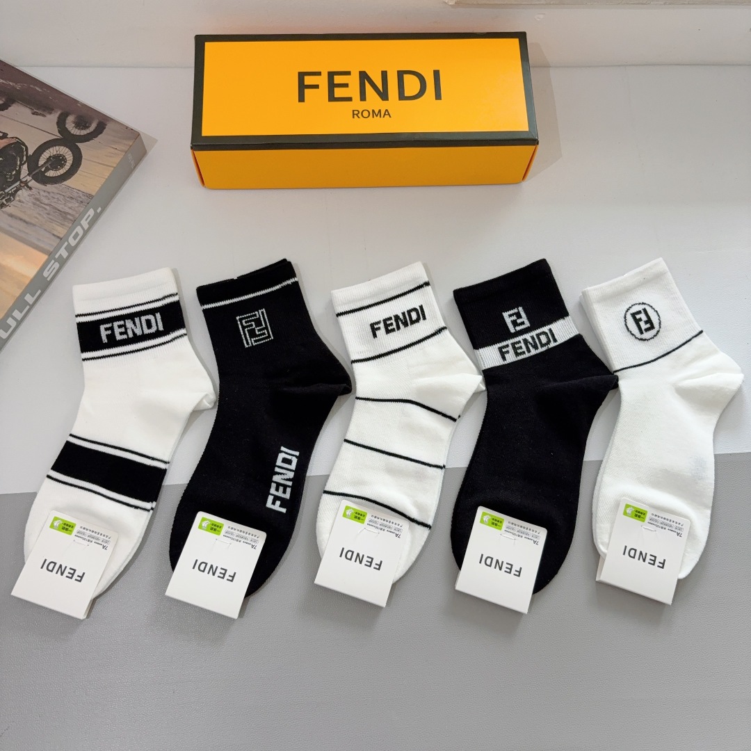配包装（一盒5双）
FENDI  芬迪  字母双Ｆ经典款中筒袜子，💓实用好穿 柔软透气，时尚百搭款，大牌