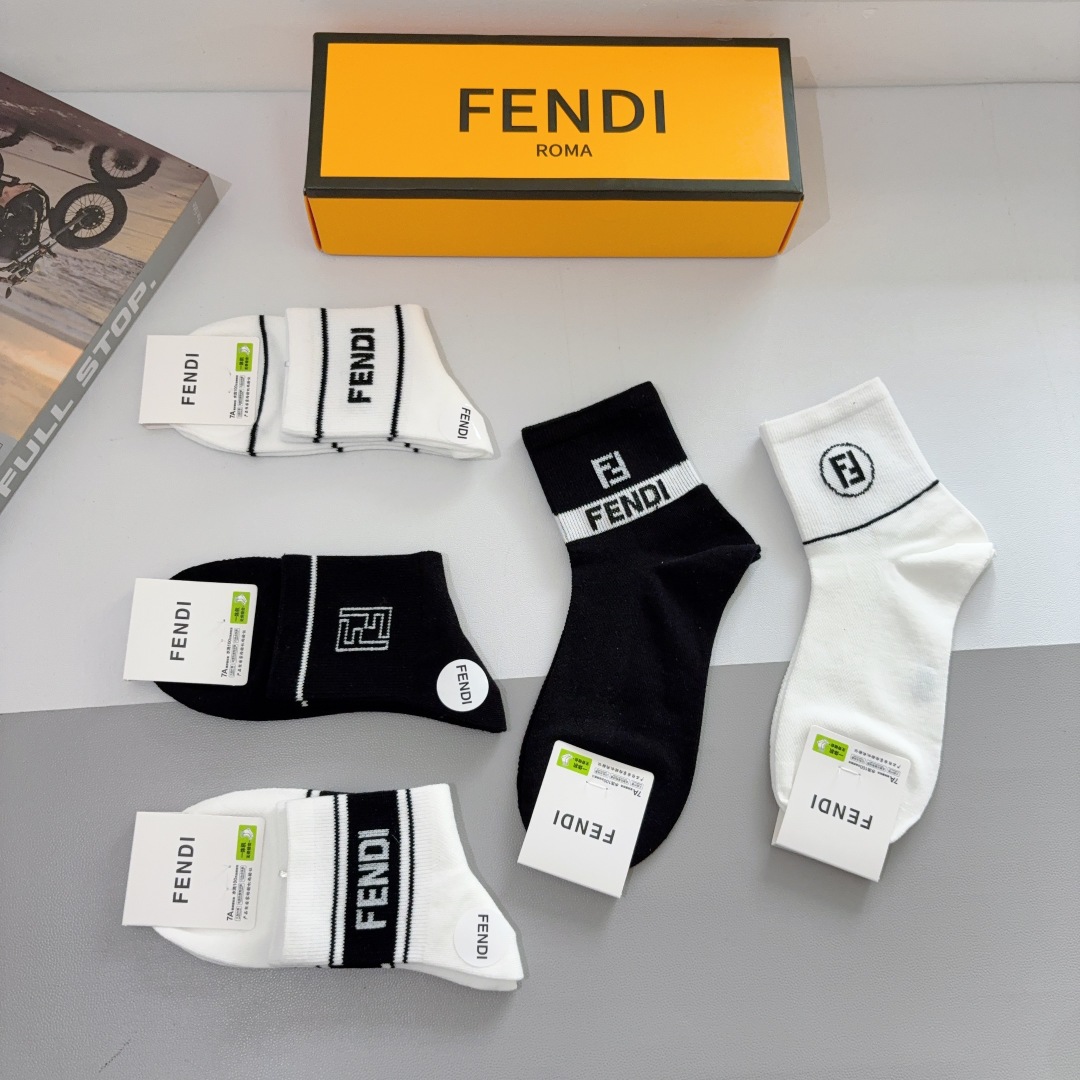 配包装（一盒5双）
FENDI  芬迪  字母双Ｆ经典款中筒袜子，💓实用好穿 柔软透气，时尚百搭款，大牌