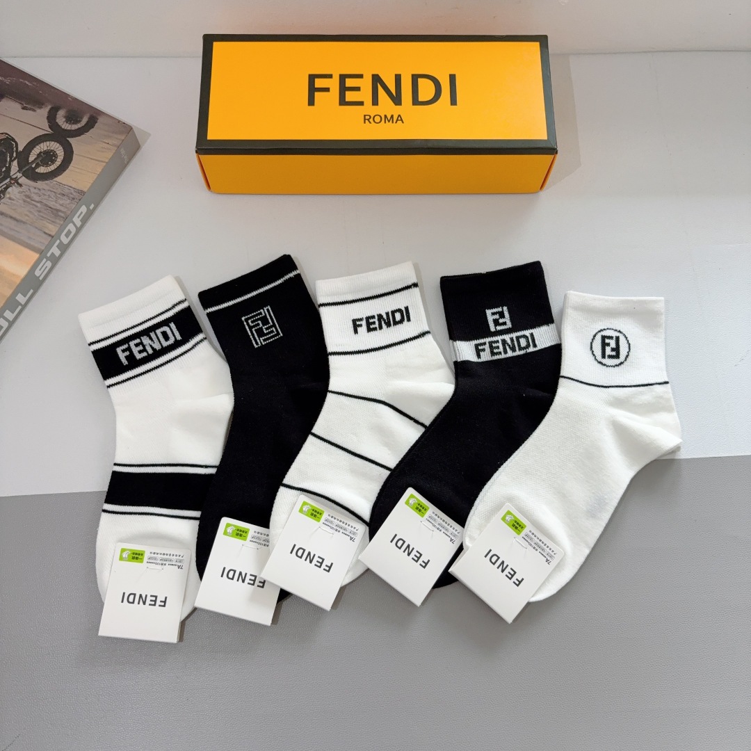 配包装（一盒5双）
FENDI  芬迪  字母双Ｆ经典款中筒袜子，💓实用好穿 柔软透气，时尚百搭款，大牌