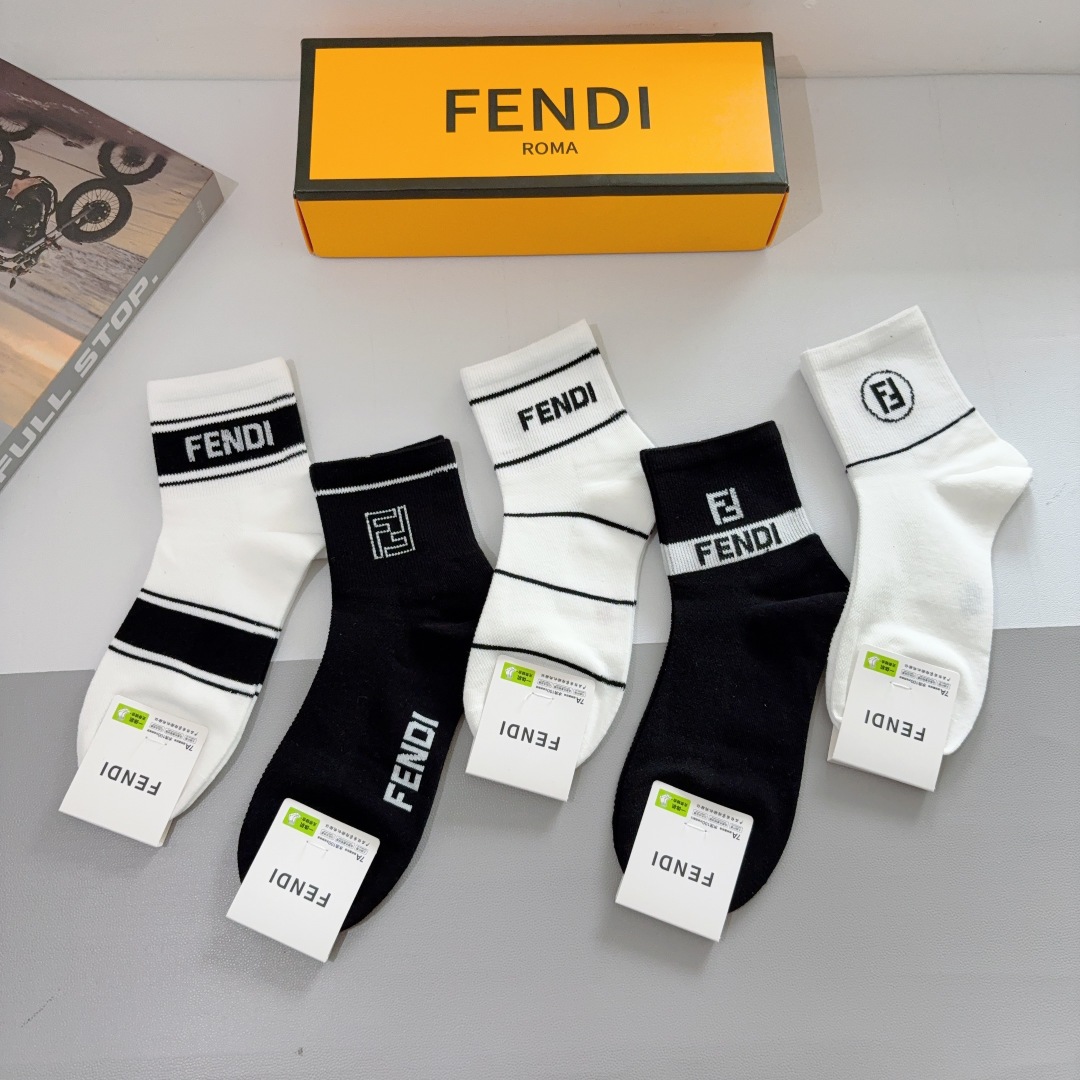配包装（一盒5双）
FENDI  芬迪  字母双Ｆ经典款中筒袜子，💓实用好穿 柔软透气，时尚百搭款，大牌