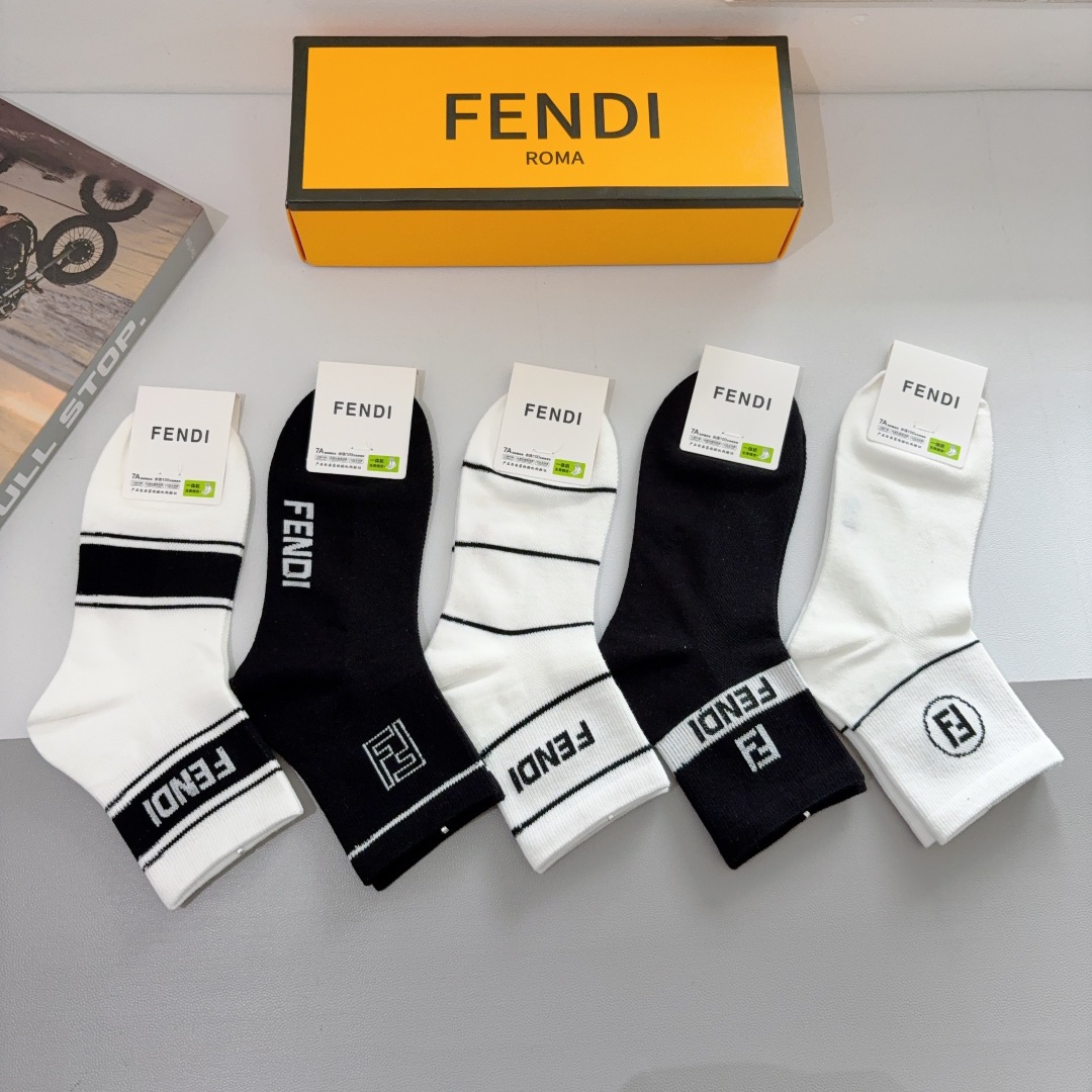配包装（一盒5双）
FENDI  芬迪  字母双Ｆ经典款中筒袜子，💓实用好穿 柔软透气，时尚百搭款，大牌