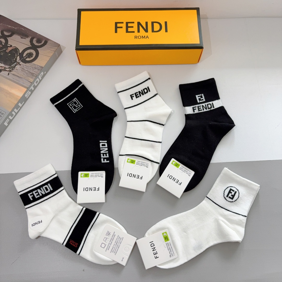 配包装（一盒5双）
FENDI  芬迪  字母双Ｆ经典款中筒袜子，💓实用好穿 柔软透气，时尚百搭款，大牌