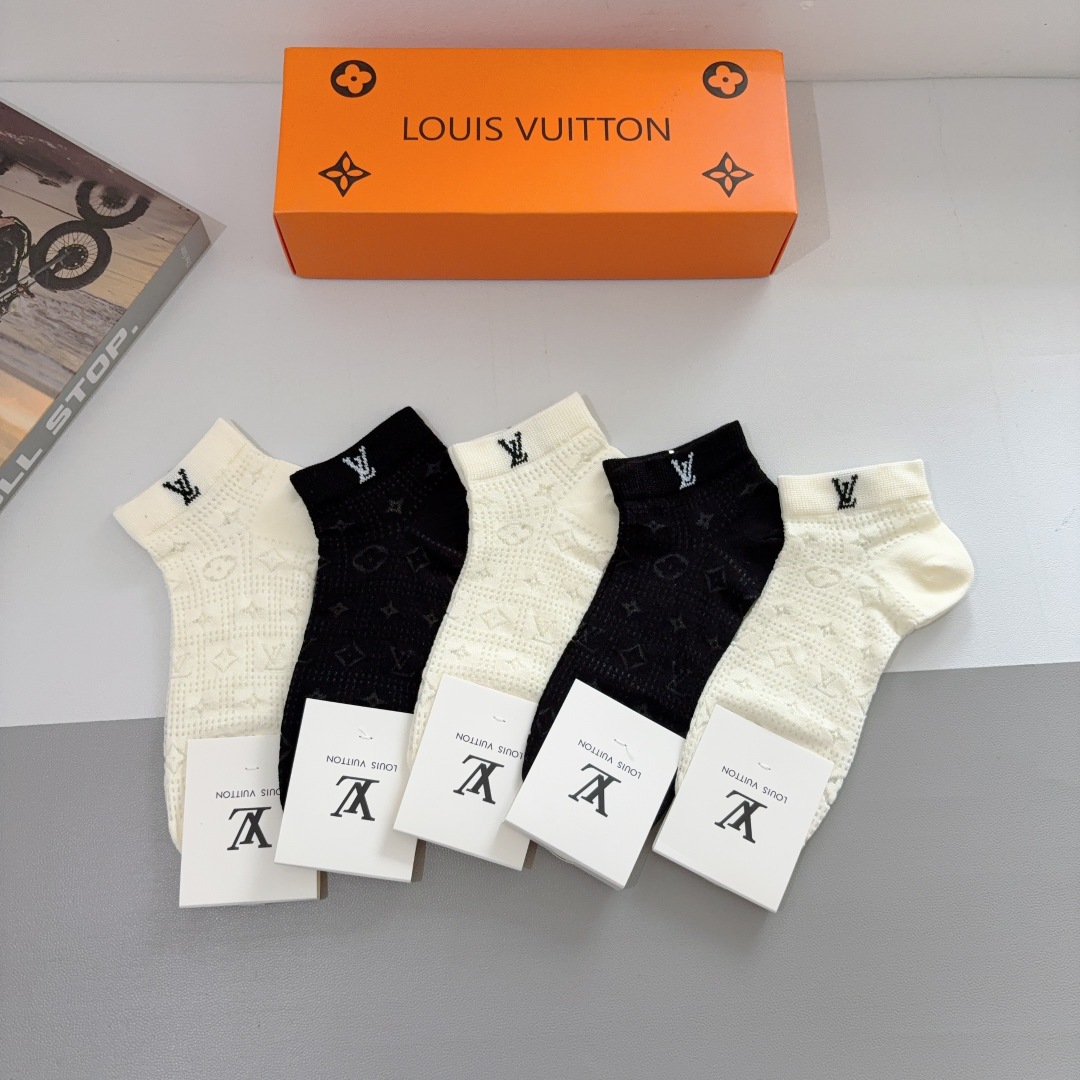 配包装（一盒5双）
 🌟 LV 路易威登 超火爆小单品，竹棉面料，潮人必备 爆款，经典字母logo短筒袜