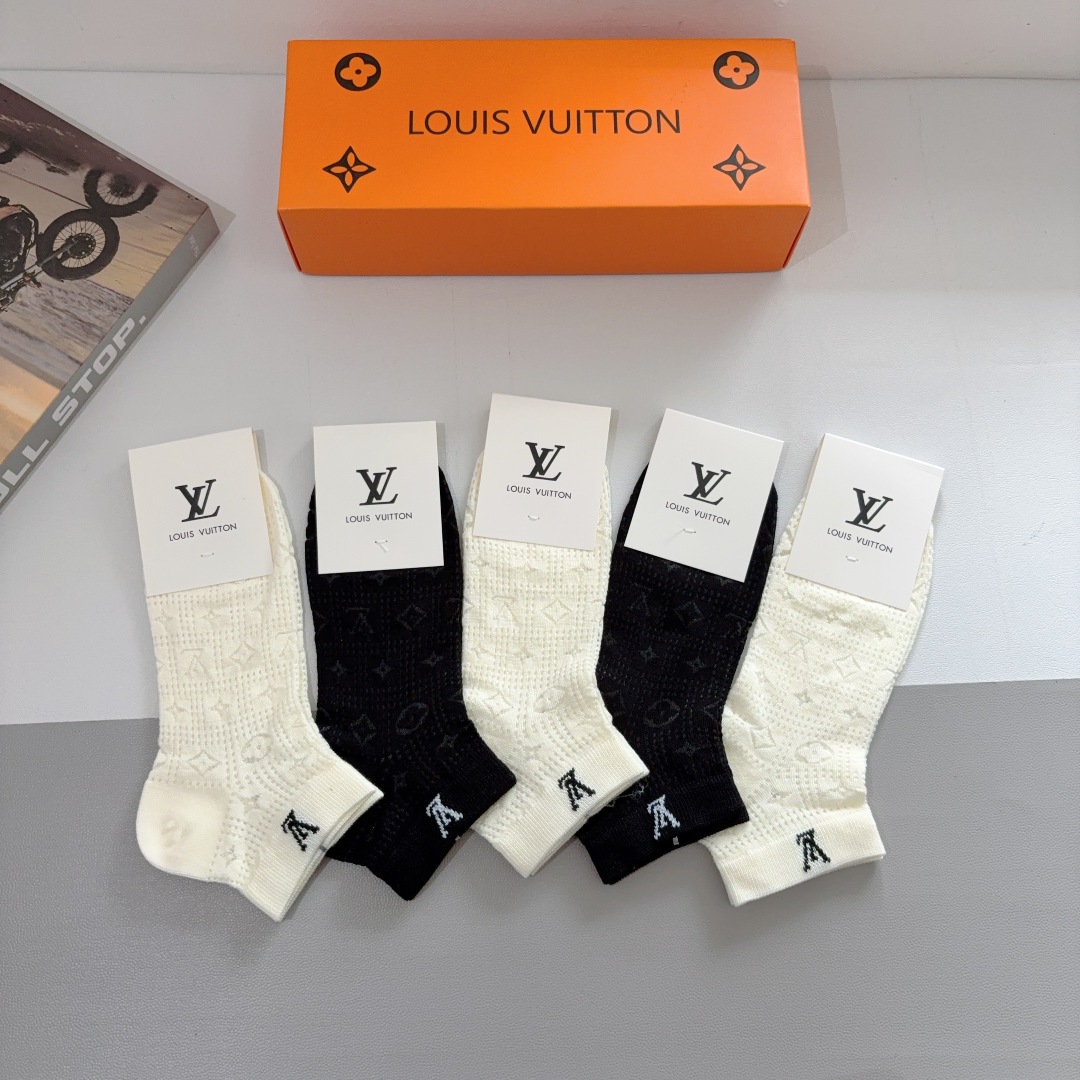 配包装（一盒5双）
 🌟 LV 路易威登 超火爆小单品，竹棉面料，潮人必备 爆款，经典字母logo短筒袜
