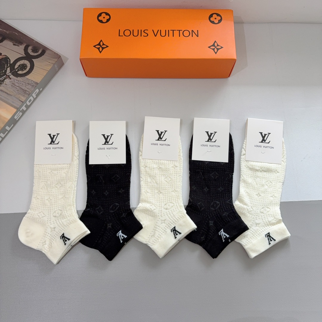 配包装（一盒5双）
 🌟 LV 路易威登 超火爆小单品，竹棉面料，潮人必备 爆款，经典字母logo短筒袜