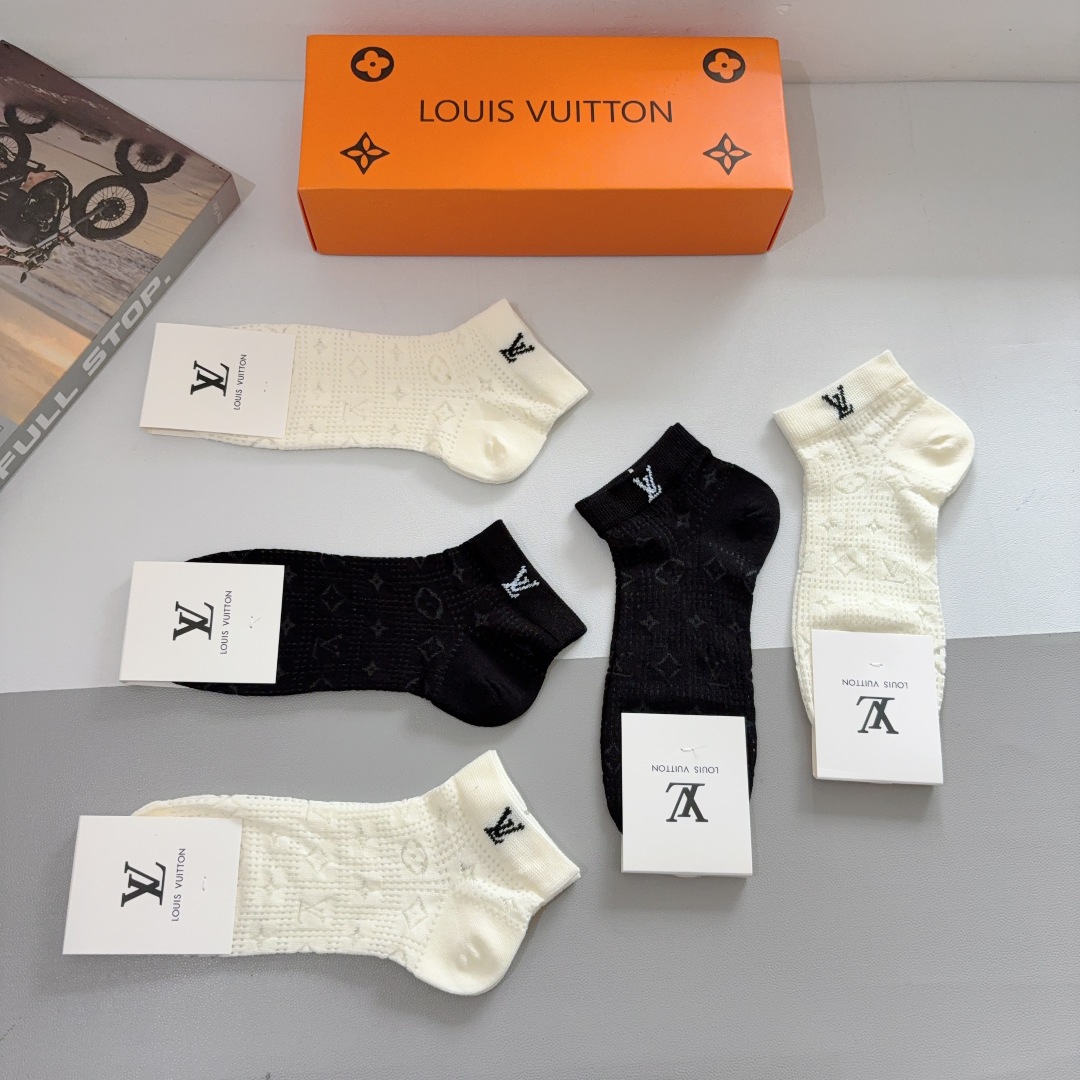 配包装（一盒5双）
 🌟 LV 路易威登 超火爆小单品，竹棉面料，潮人必备 爆款，经典字母logo短筒袜