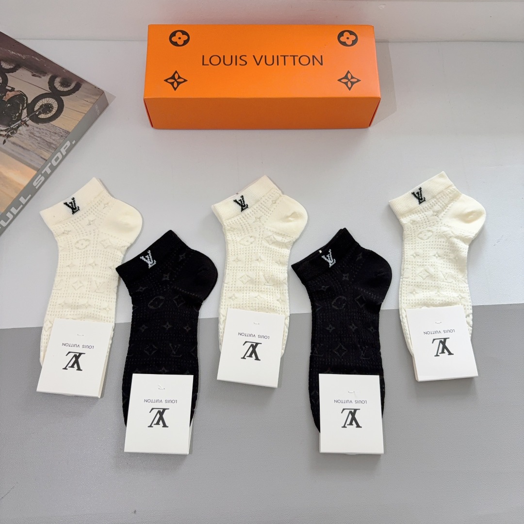 配包装（一盒5双）
 🌟 LV 路易威登 超火爆小单品，竹棉面料，潮人必备 爆款，经典字母logo短筒袜