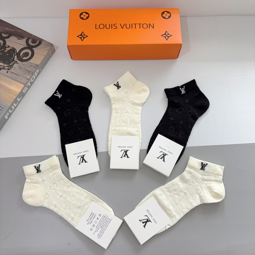 配包装（一盒5双）
 🌟 LV 路易威登 超火爆小单品，竹棉面料，潮人必备 爆款，经典字母logo短筒袜