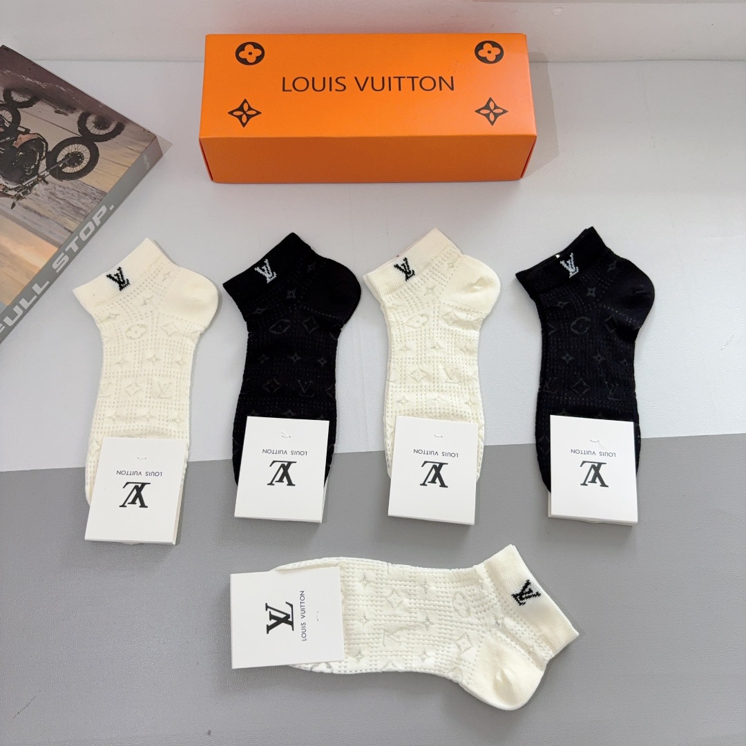 配包装（一盒5双）
 🌟 LV 路易威登 超火爆小单品，竹棉面料，潮人必备 爆款，经典字母logo短筒袜