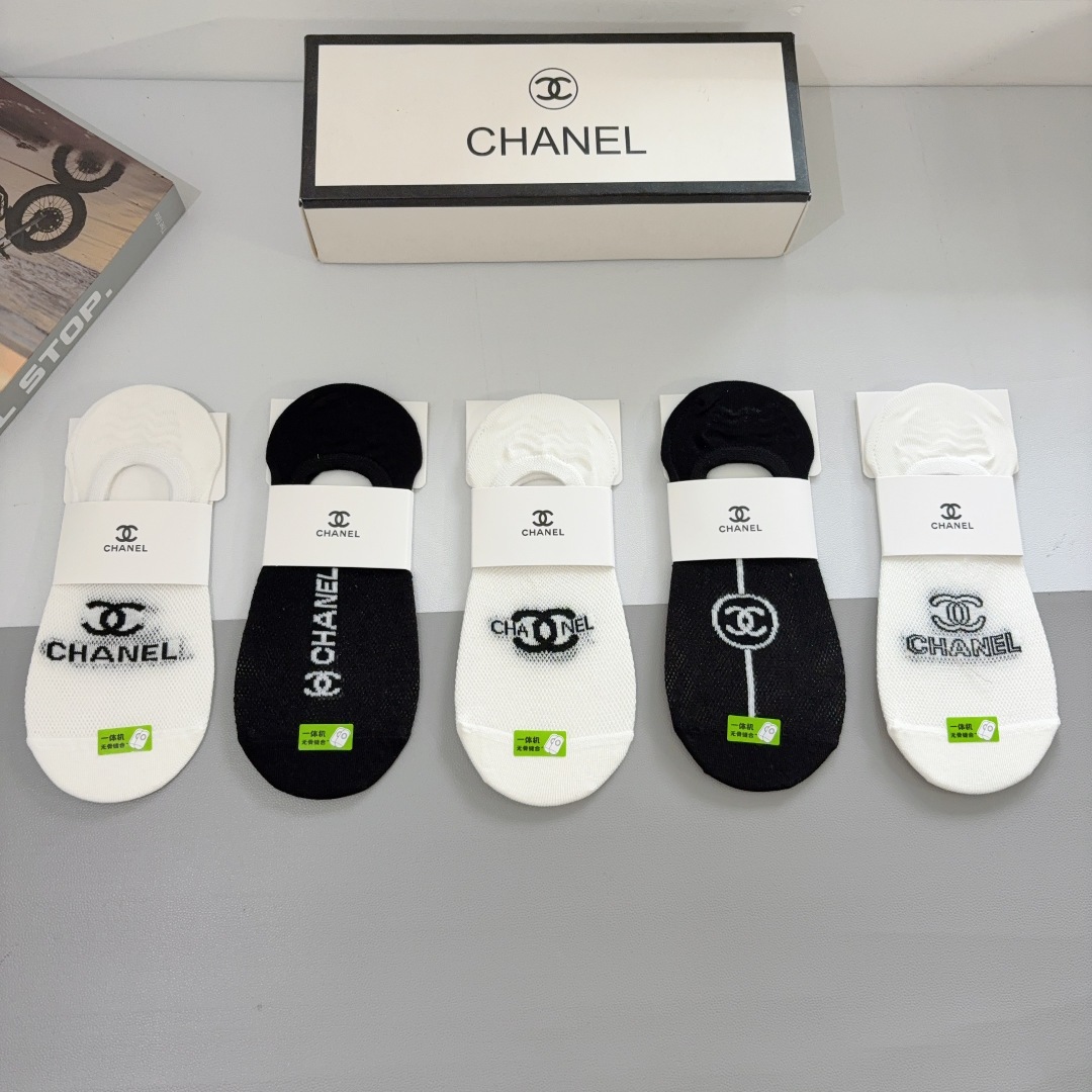 配包装（一盒5双）
CHANEL 香奈儿经典袜子❗️高版本竹棉材质、经典双C图案logo，专柜同步袜子❗