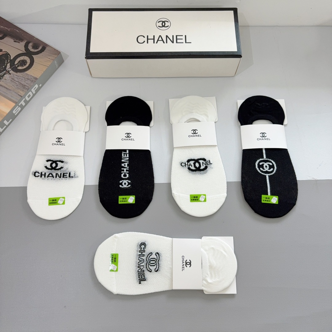配包装（一盒5双）
CHANEL 香奈儿经典袜子❗️高版本竹棉材质、经典双C图案logo，专柜同步袜子❗