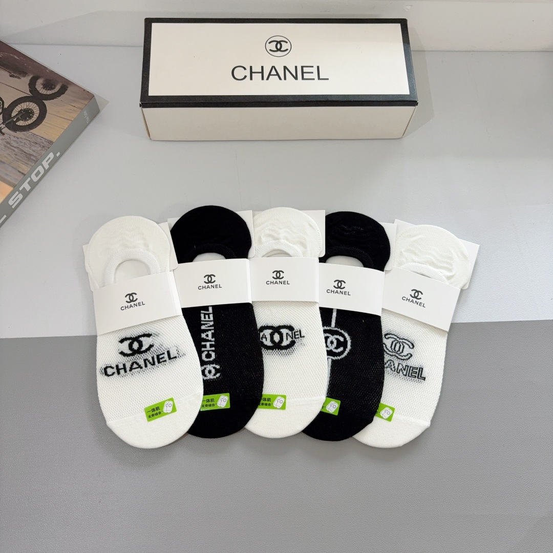 配包装（一盒5双）
CHANEL 香奈儿经典袜子❗️高版本竹棉材质、经典双C图案logo，专柜同步袜子❗