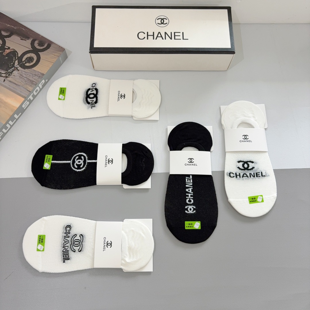 配包装（一盒5双）
CHANEL 香奈儿经典袜子❗️高版本竹棉材质、经典双C图案logo，专柜同步袜子❗
