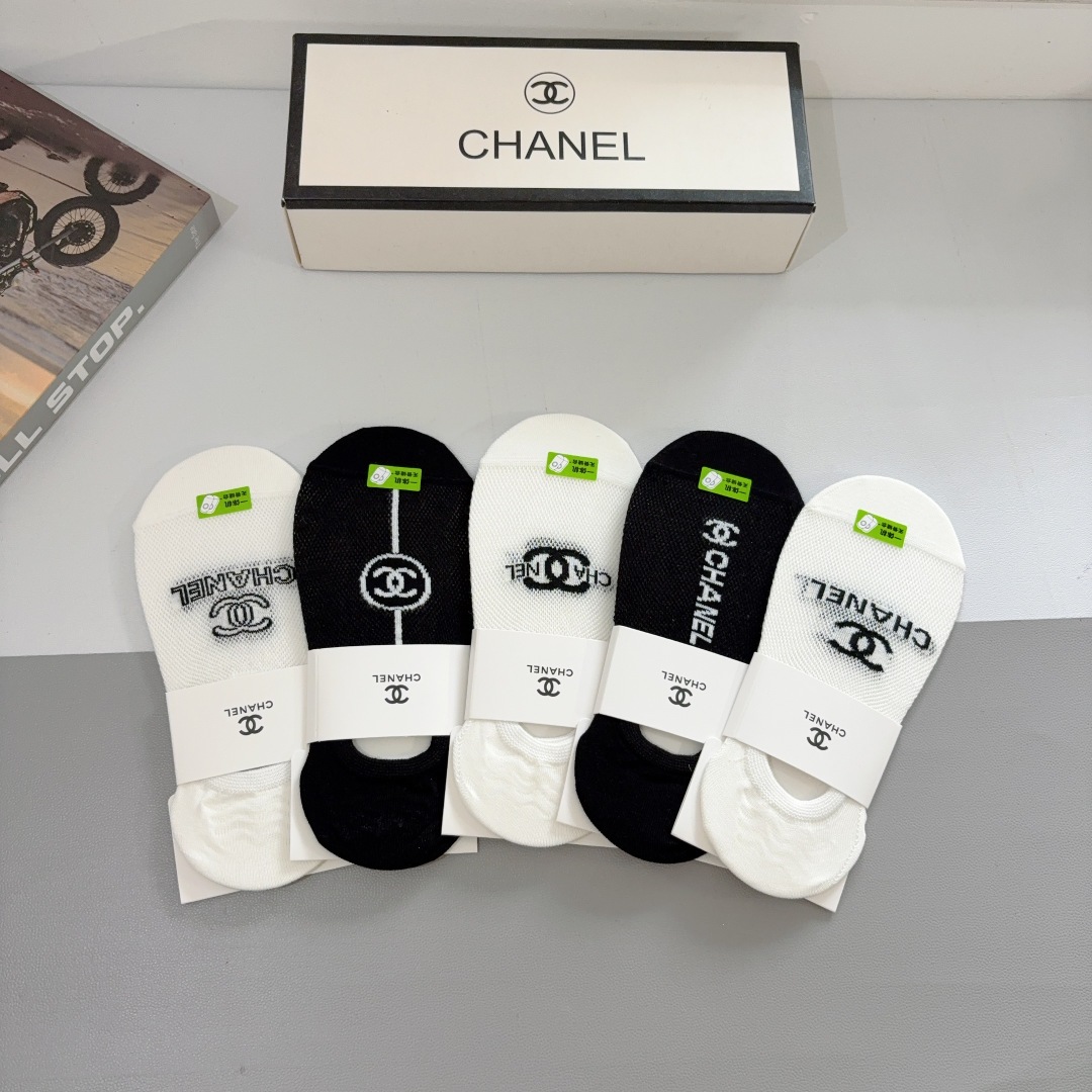 配包装（一盒5双）
CHANEL 香奈儿经典袜子❗️高版本竹棉材质、经典双C图案logo，专柜同步袜子❗