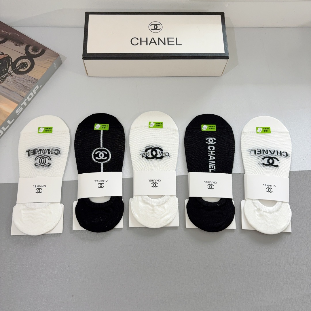 配包装（一盒5双）
CHANEL 香奈儿经典袜子❗️高版本竹棉材质、经典双C图案logo，专柜同步袜子❗