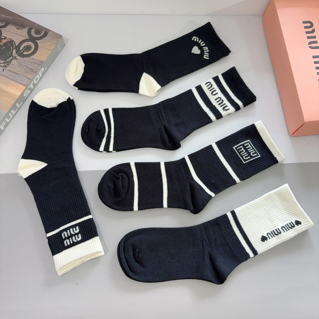 配包装【一盒5双】
miumiu · 缪缪 高品质。新款网红长筒袜子❗️ins明星网红推荐❗️火爆至极。