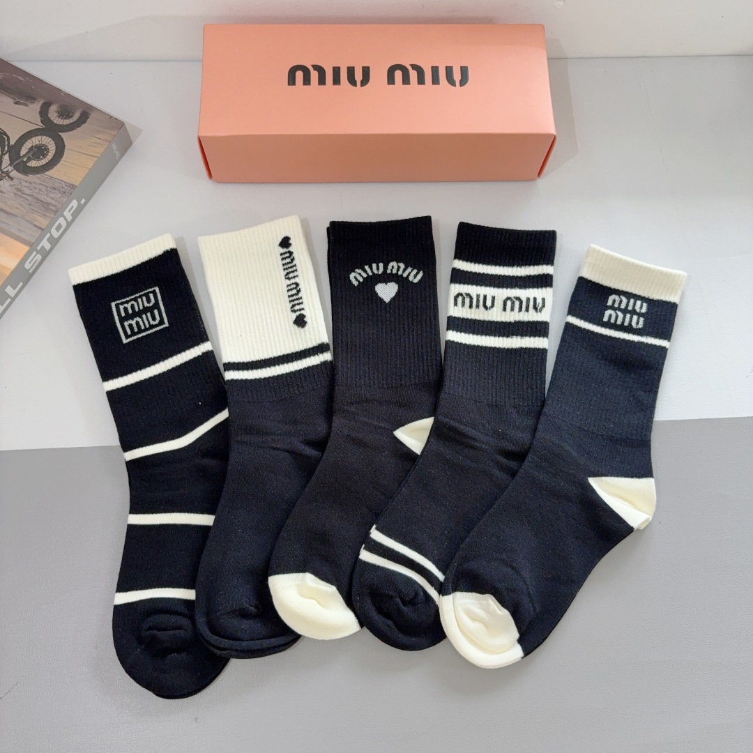 配包装【一盒5双】
miumiu · 缪缪 高品质。新款网红长筒袜子❗️ins明星网红推荐❗️火爆至极。