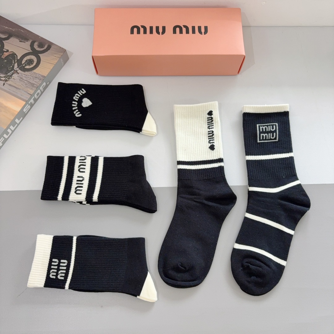 配包装【一盒5双】
miumiu · 缪缪 高品质。新款网红长筒袜子❗️ins明星网红推荐❗️火爆至极。
