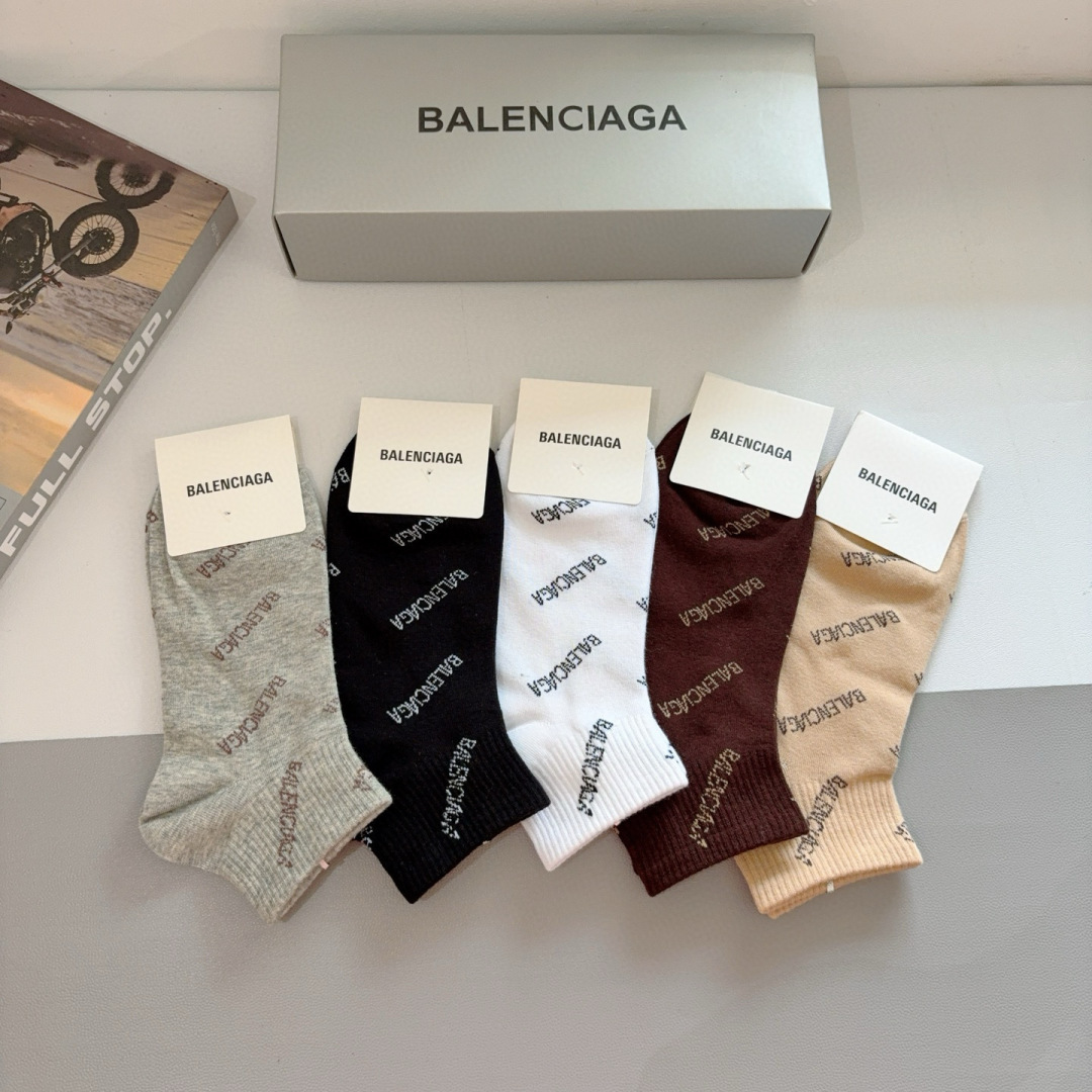 配包装【一盒5双】
BALENCIAGA 巴黎世家 新款短筒袜子。潮人必不可少的时尚专柜代购袜子 ，超级