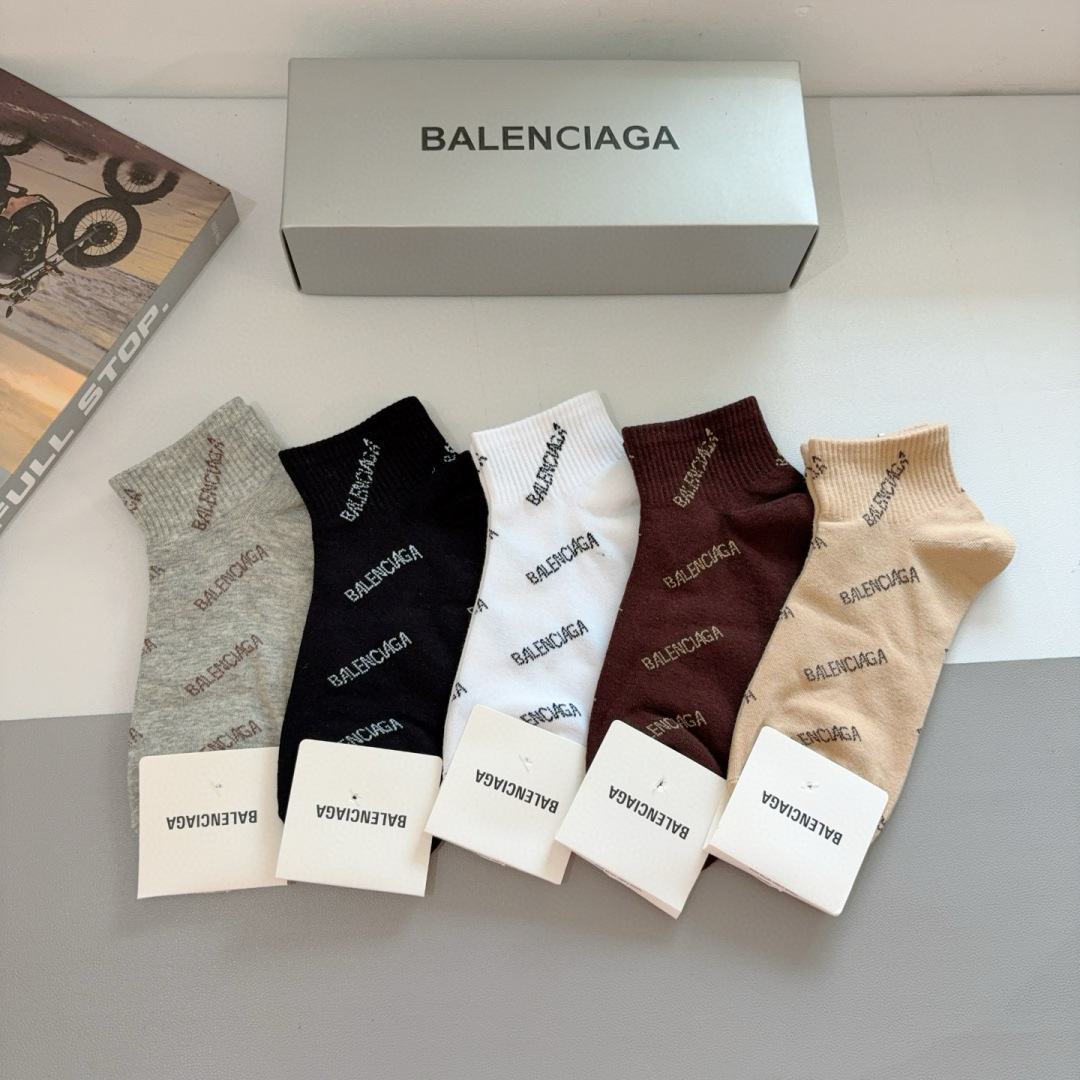 配包装【一盒5双】
BALENCIAGA 巴黎世家 新款短筒袜子。潮人必不可少的时尚专柜代购袜子 ，超级