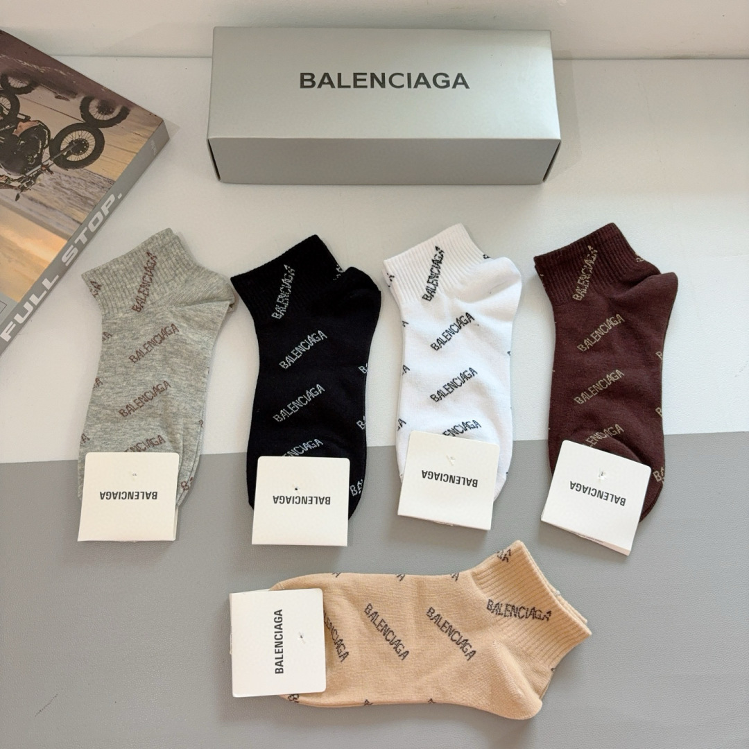 配包装【一盒5双】
BALENCIAGA 巴黎世家 新款短筒袜子。潮人必不可少的时尚专柜代购袜子 ，超级
