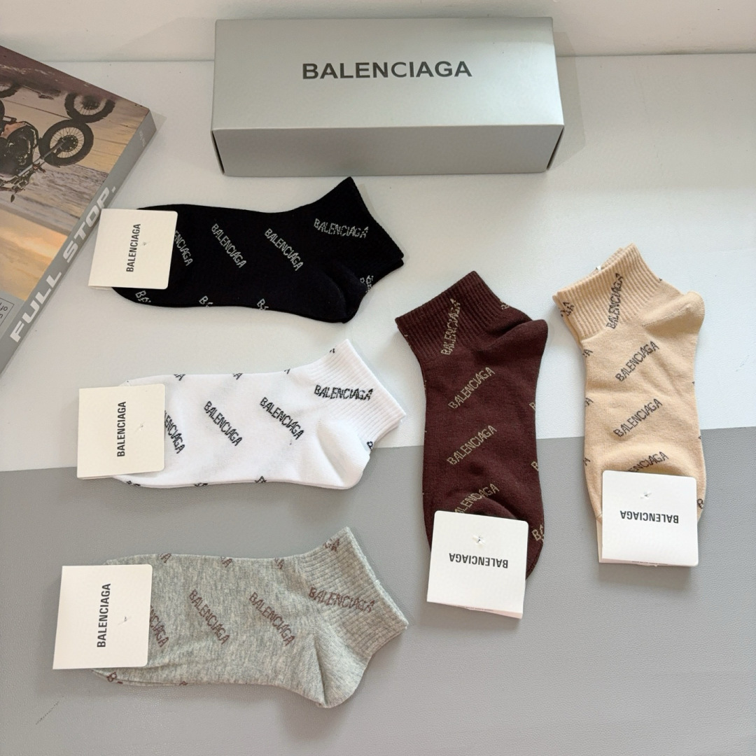 配包装【一盒5双】
BALENCIAGA 巴黎世家 新款短筒袜子。潮人必不可少的时尚专柜代购袜子 ，超级