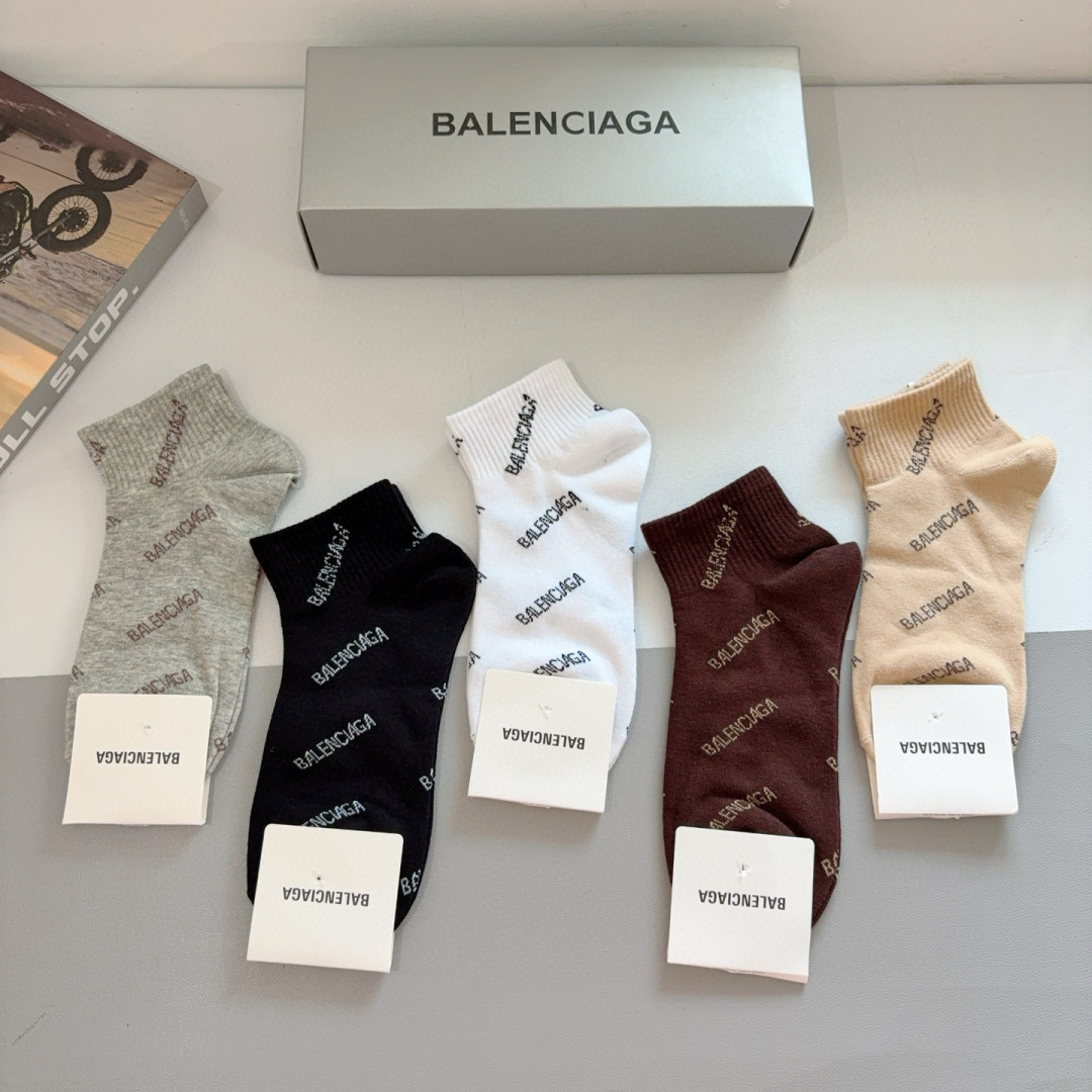 配包装【一盒5双】
BALENCIAGA 巴黎世家 新款短筒袜子。潮人必不可少的时尚专柜代购袜子 ，超级