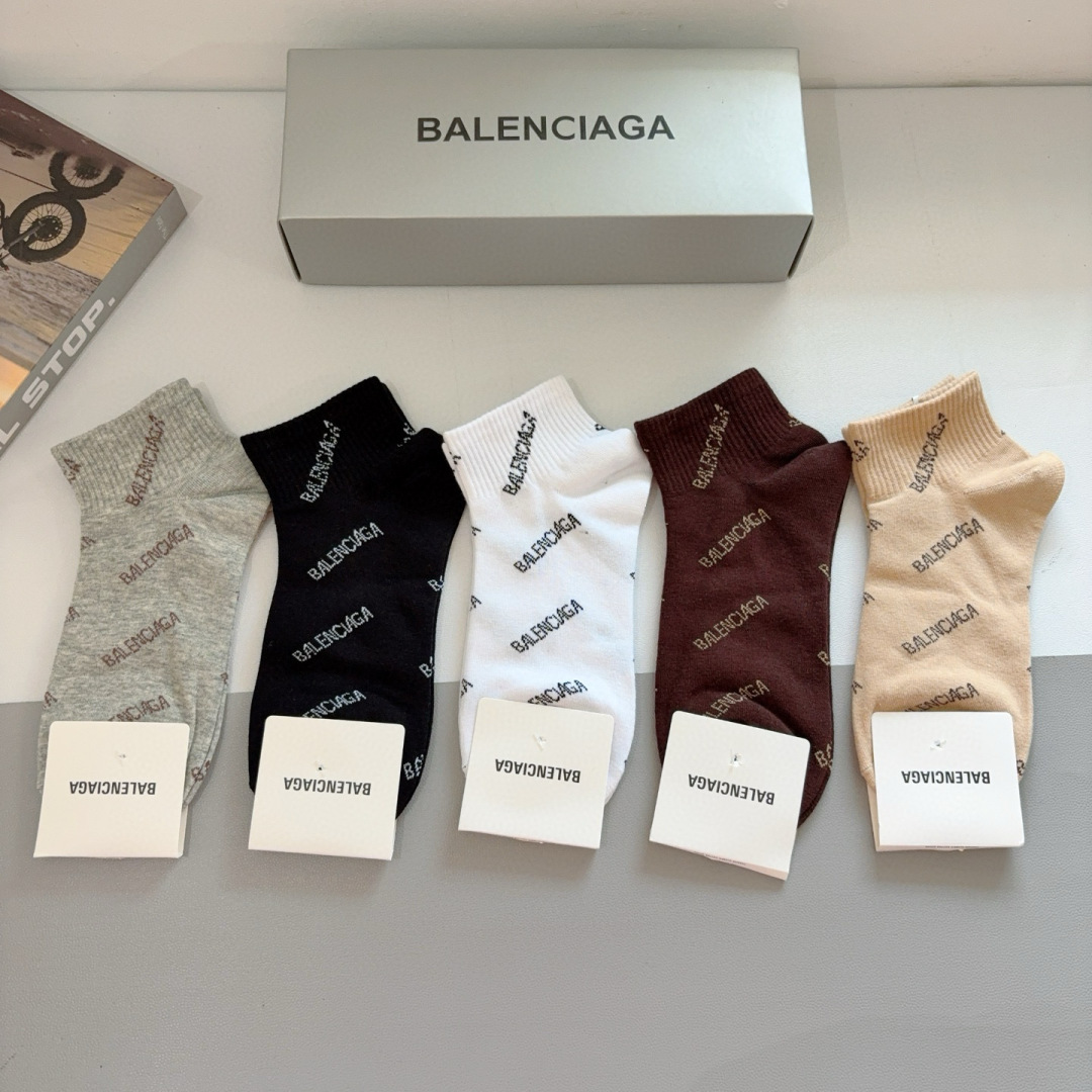 配包装【一盒5双】
BALENCIAGA 巴黎世家 新款短筒袜子。潮人必不可少的时尚专柜代购袜子 ，超级