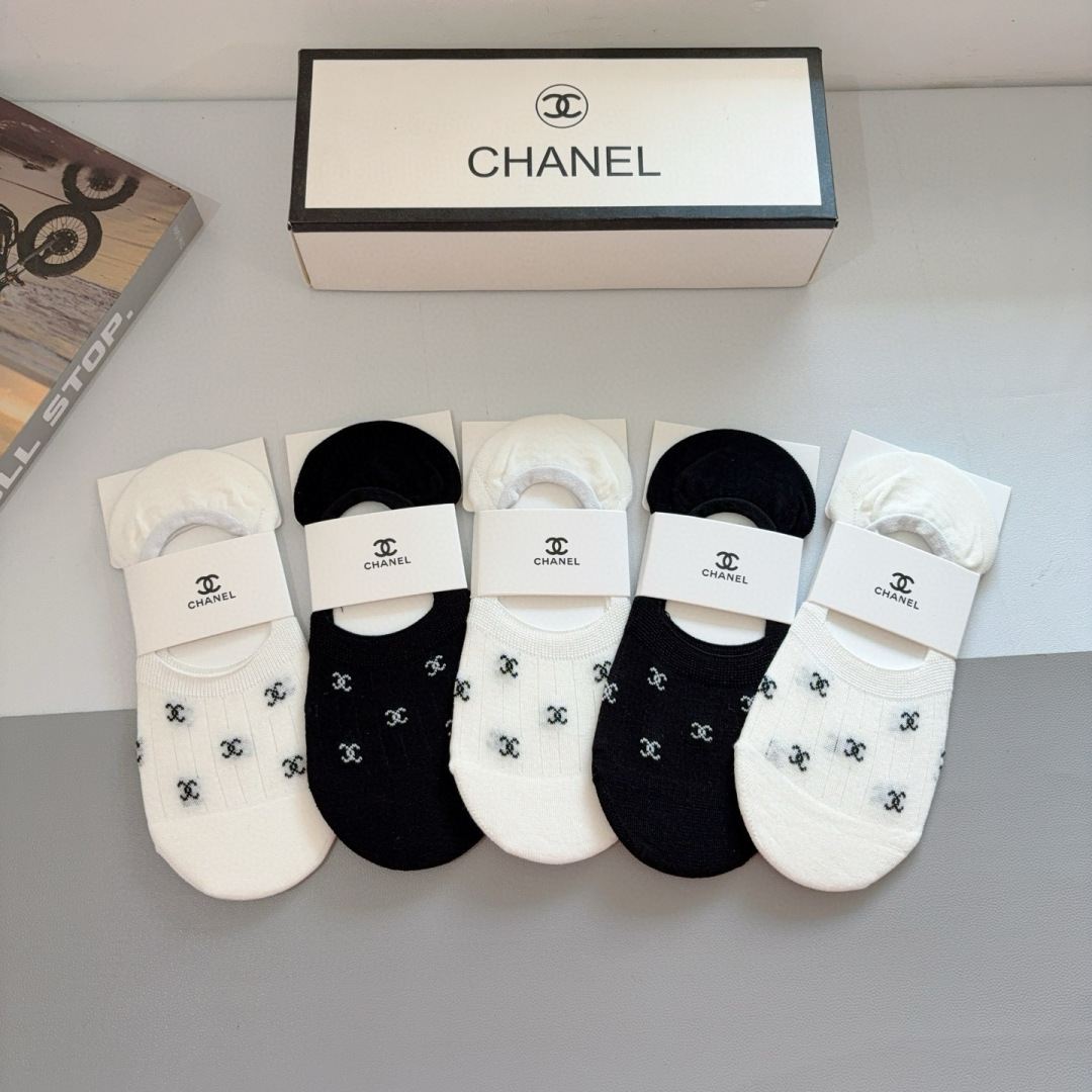 配包装（一盒5双）
CHANEL 香奈儿经典袜子❗️高版本竹棉材质柔软，秒杀市场普通货，经典的双C图案l