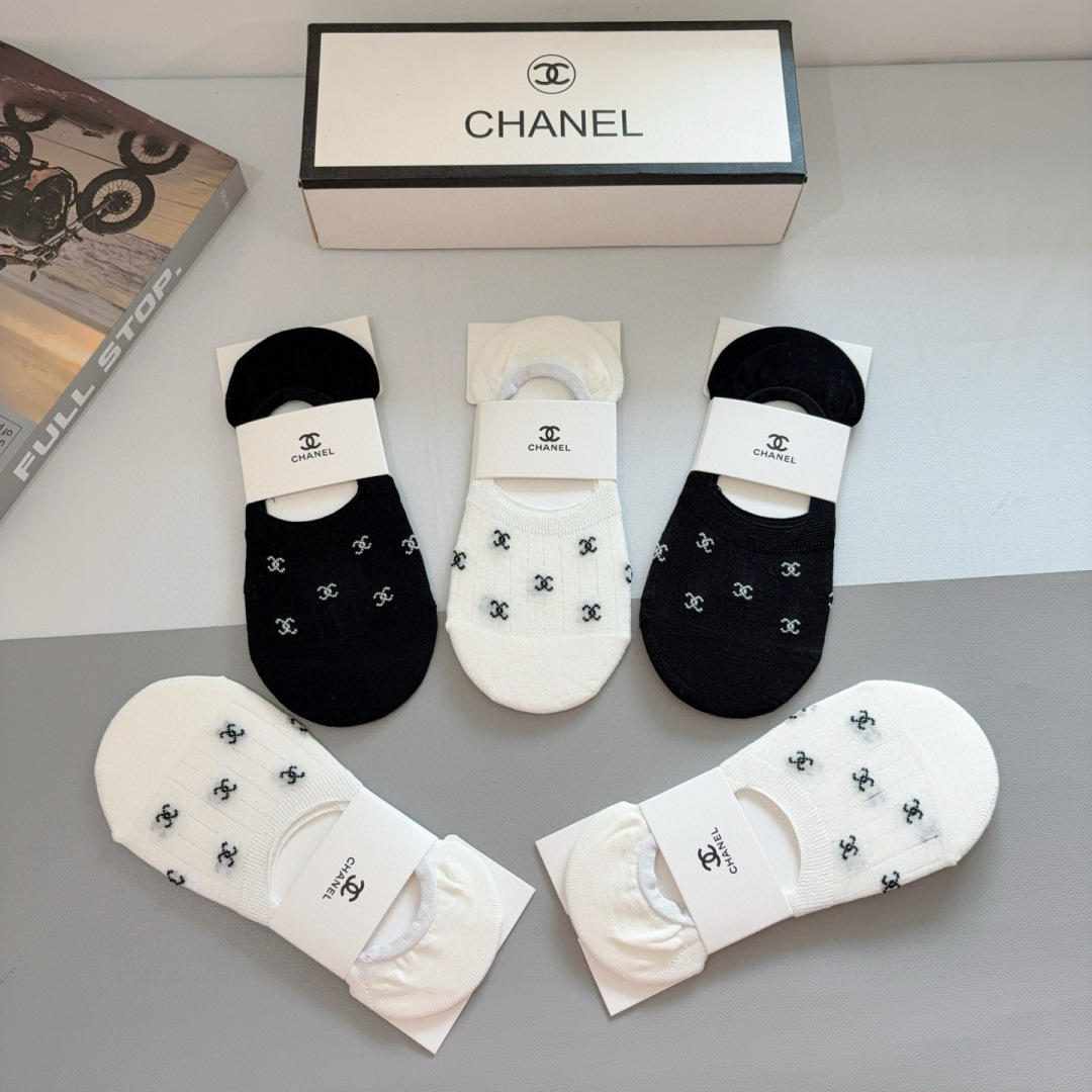 配包装（一盒5双）
CHANEL 香奈儿经典袜子❗️高版本竹棉材质柔软，秒杀市场普通货，经典的双C图案l