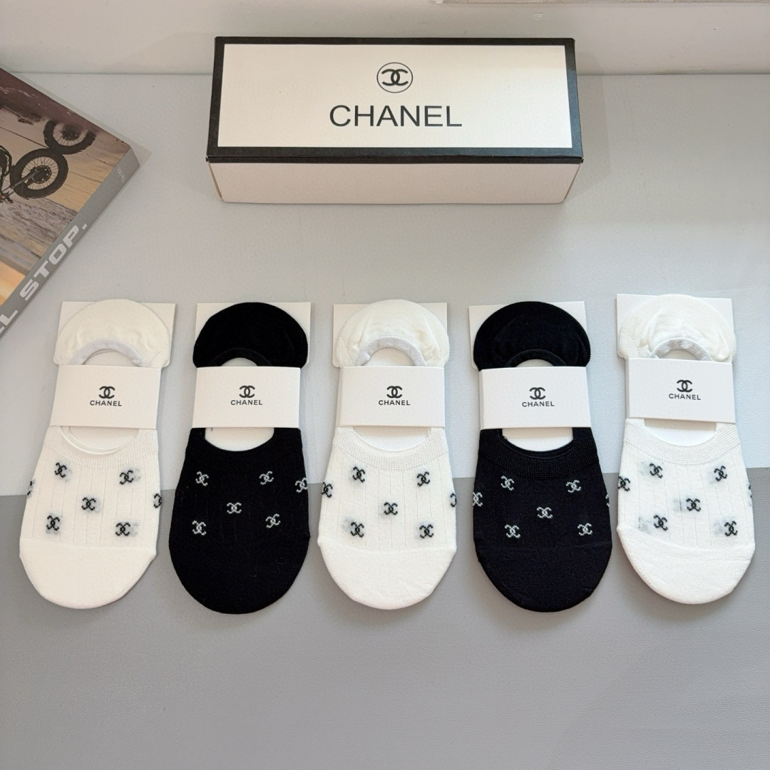 配包装（一盒5双）
CHANEL 香奈儿经典袜子❗️高版本竹棉材质柔软，秒杀市场普通货，经典的双C图案l
